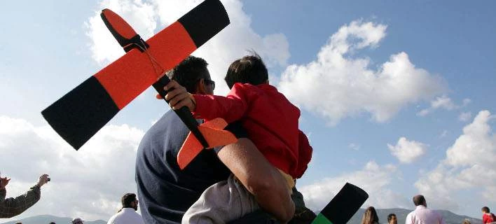 ΣΥΡΙΖΑ: Εμφύλιος για την αναδοχή από ομόφυλα ζευγάρια – «Φύγετε όσοι διαφωνείτε»